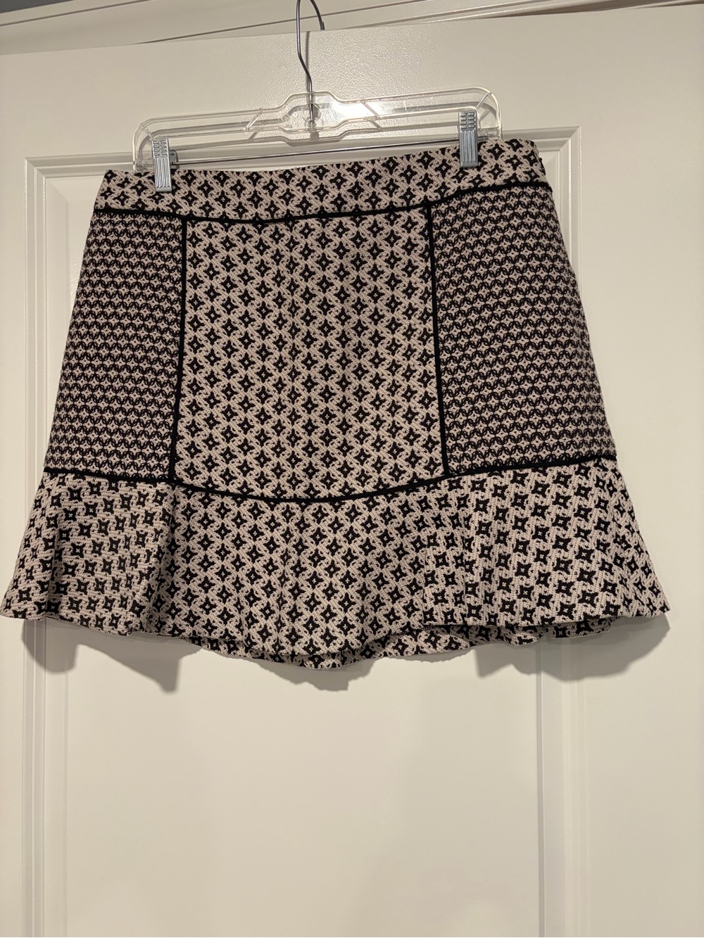 Loft Women’s Black and Cream Patterned Ruffle Hem Skirt